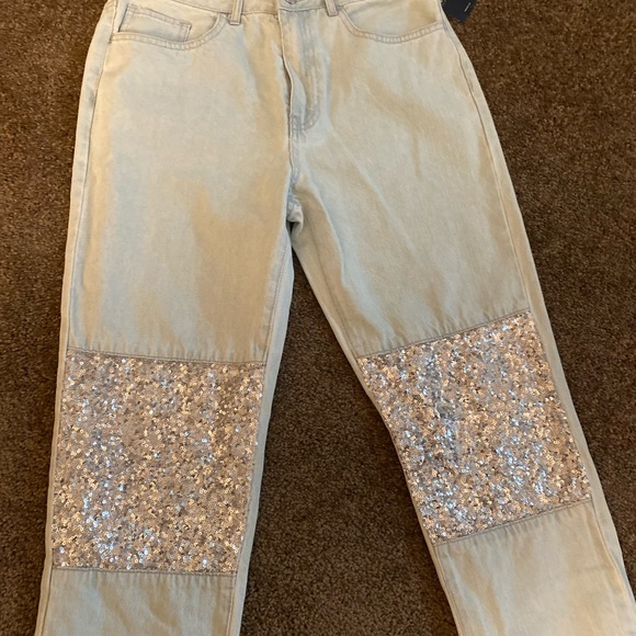 Concert Jeans 👖, ready to spice up any fit! High waist and super cute 🥰 - Picture 2 of 9